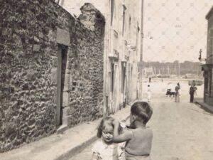 Enfants jouant rue Concarneau