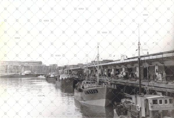 Navires quai port pêche Base sous Marine Lorient